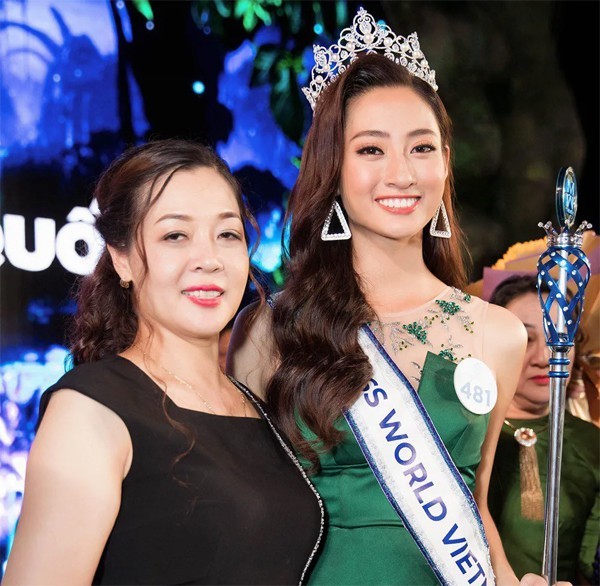 Gia đình mẫu mực, bố mẹ thành đạt của tân Hoa hậu Thế giới Việt Nam Lương Mỹ Linh - Ảnh 2. Gia đình mẫu mực, bố mẹ thành đạt của tân Hoa hậu Thế giới Việt Nam Lương Mỹ Linh - Ảnh 2.