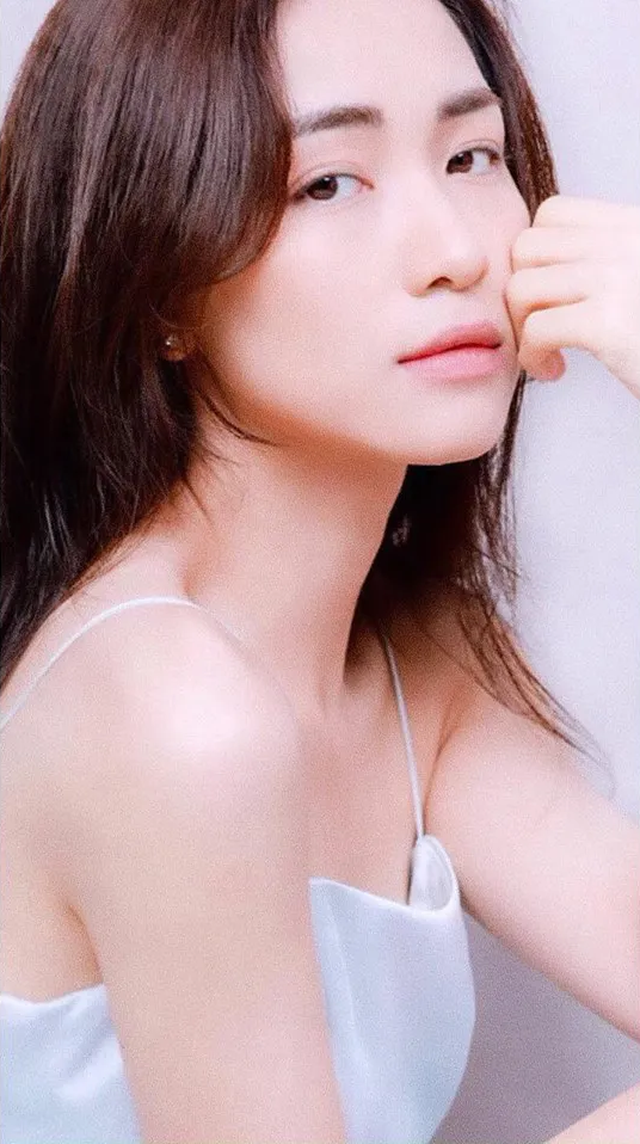 Bị đồn ăn bám đại gia, Hoà Minzy bày tỏ: Xem “Về nhà đi con” để biết phải giàu - 4 Bị đồn ăn bám đại gia, Hoà Minzy bày tỏ: Xem “Về nhà đi con” để biết phải giàu - 4