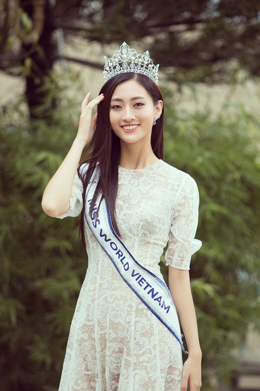Tân Hoa hậu Lương Thùy Linh chia sẻ ‘sức nặng’ vương miện tuổi 19 - Ảnh 2. Tân Hoa hậu Lương Thùy Linh chia sẻ ‘sức nặng’ vương miện tuổi 19 - Ảnh 2.