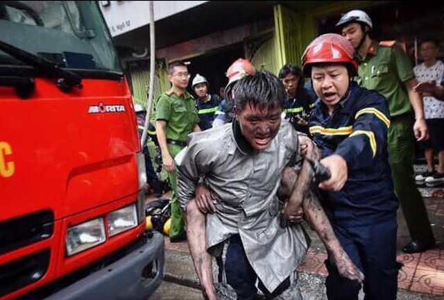 Được cứu sống trong đám cháy, chàng trai trẻ cõng chiến sỹ từng... cõng mình - 1 Được cứu sống trong đám cháy, chàng trai trẻ cõng chiến sỹ từng... cõng mình - 1
