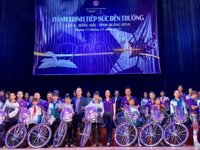 Tập đoàn Think Big Group, Lộc Sơn Hà Land và ACE tặng gần 1 tỷ đồng cho trẻ em nghèo tỉnh Quảng Bình - Ảnh 2
