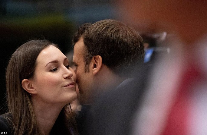 Ông Macron tươi cười cùng nữ thủ tướng trẻ nhất thế giới - Ảnh 1. Ông Macron tươi cười cùng nữ thủ tướng trẻ nhất thế giới - Ảnh 1.
