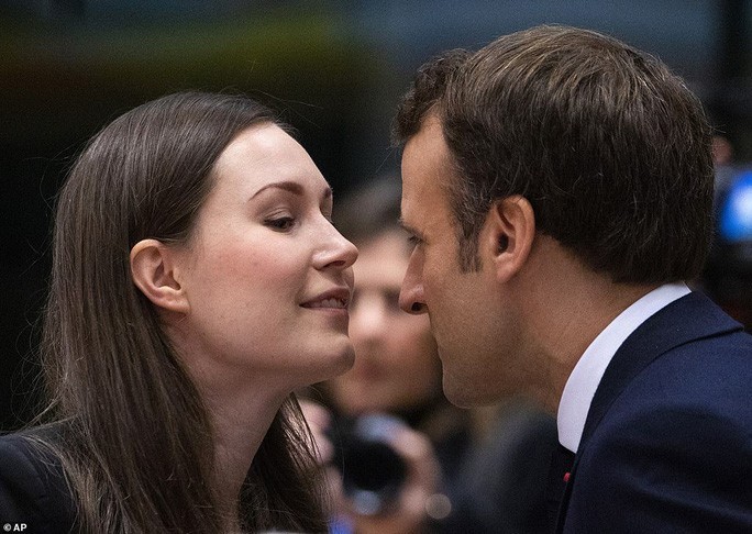 Ông Macron tươi cười cùng nữ thủ tướng trẻ nhất thế giới - Ảnh 2. Ông Macron tươi cười cùng nữ thủ tướng trẻ nhất thế giới - Ảnh 2.