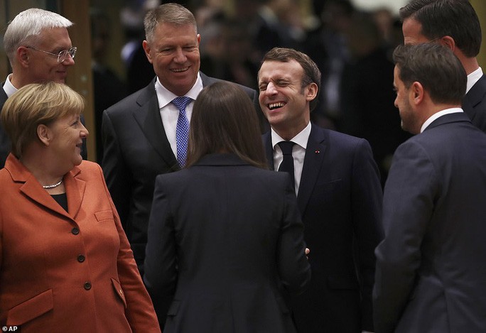 Ông Macron tươi cười cùng nữ thủ tướng trẻ nhất thế giới - Ảnh 6. Ông Macron tươi cười cùng nữ thủ tướng trẻ nhất thế giới - Ảnh 6.
