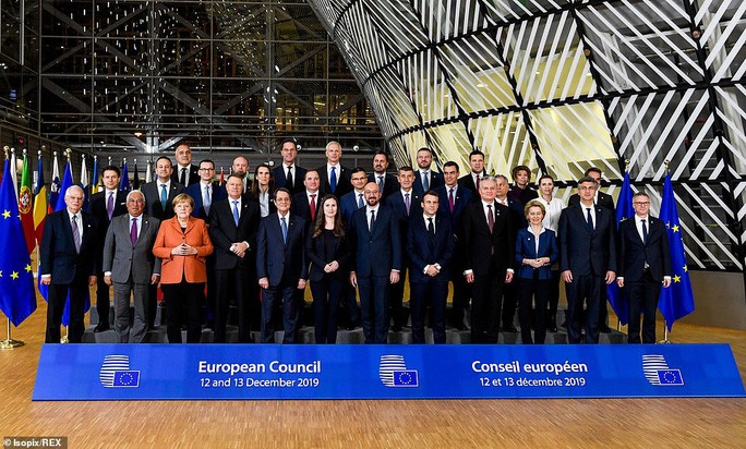 Ông Macron tươi cười cùng nữ thủ tướng trẻ nhất thế giới - Ảnh 8. Ông Macron tươi cười cùng nữ thủ tướng trẻ nhất thế giới - Ảnh 8.
