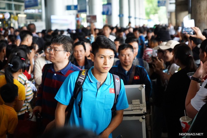 Đình Trọng bị fan 'đụng chạm' ngày về nước