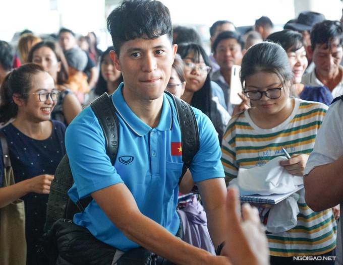 Đình Trọng bị fan 'đụng chạm' ngày về nước