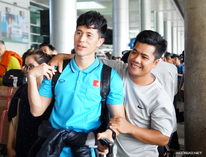 Đình Trọng bị fan 'đụng chạm' ngày về nước