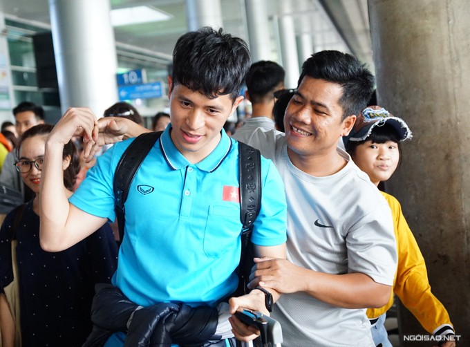Đình Trọng bị fan 'đụng chạm' ngày về nước