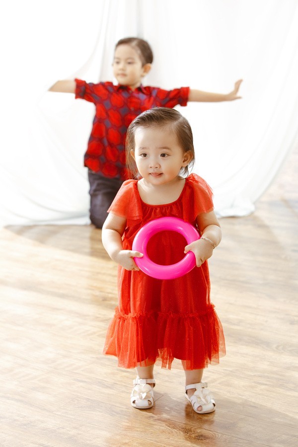2 bé yêu nhà Khánh Thi - Phan Hiển khiến fan thích mê vì quá dễ thương - Ảnh 4. 2 bé yêu nhà Khánh Thi - Phan Hiển khiến fan thích mê vì quá dễ thương - Ảnh 4.