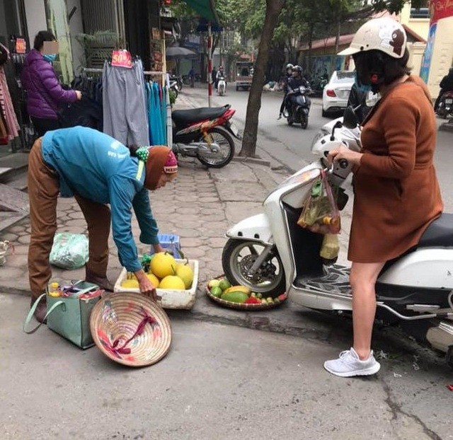 Xôn xao chuyện người phụ nữ cố tình chèn xe vào mẹt hoa quả của bà hàng rong - 2 Xôn xao chuyện người phụ nữ cố tình chèn xe vào mẹt hoa quả của bà hàng rong - 2
