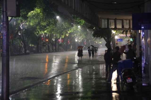 Mưa lạnh đêm 30 Tết, hồ Gươm thưa thớt người chờ xem pháo hoa - 4 Mưa lạnh đêm 30 Tết, hồ Gươm thưa thớt người chờ xem pháo hoa - 4