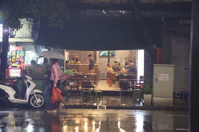 Mưa lạnh đêm 30 Tết, hồ Gươm thưa thớt người chờ xem pháo hoa - 5 Mưa lạnh đêm 30 Tết, hồ Gươm thưa thớt người chờ xem pháo hoa - 5