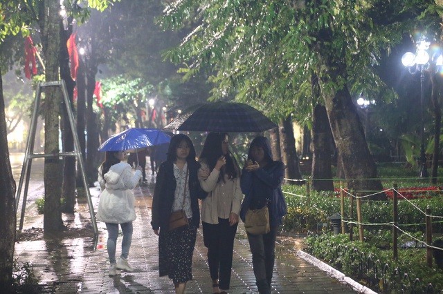 Mưa lạnh đêm 30 Tết, hồ Gươm thưa thớt người chờ xem pháo hoa - 9 Mưa lạnh đêm 30 Tết, hồ Gươm thưa thớt người chờ xem pháo hoa - 9