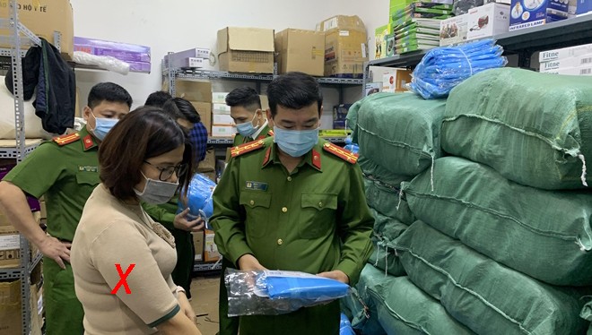 Cảnh sát điều tra Công an thành phố Hà Nội khám xét tại Công ty TNHH thương mại và dịch vụ Đức Anh. Ảnh: Cổng thông tin Bộ Công an.