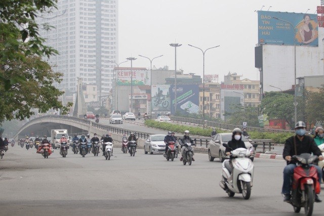 Hà Nội: Dòng người nườm nượp đổ ra đường như chưa hề có lệnh cách ly - 14 Hà Nội: Dòng người nườm nượp đổ ra đường như chưa hề có lệnh cách ly - 14