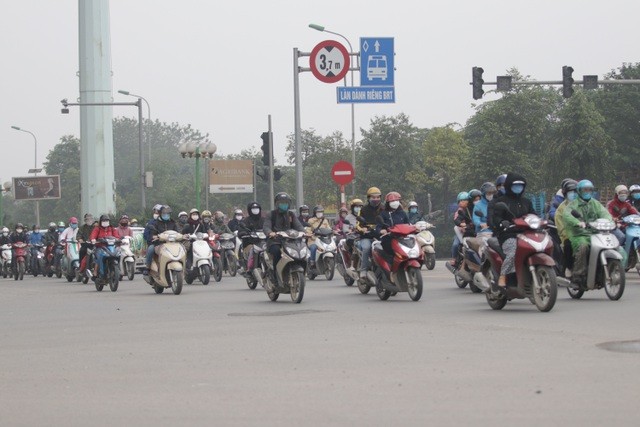 Hà Nội: Dòng người nườm nượp đổ ra đường như chưa hề có lệnh cách ly - 10 Hà Nội: Dòng người nườm nượp đổ ra đường như chưa hề có lệnh cách ly - 10