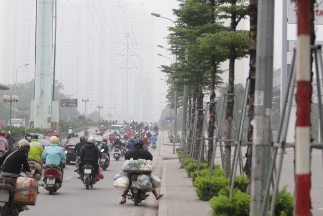 Hà Nội: Dòng người nườm nượp đổ ra đường như chưa hề có lệnh cách ly - 9 Hà Nội: Dòng người nườm nượp đổ ra đường như chưa hề có lệnh cách ly - 9