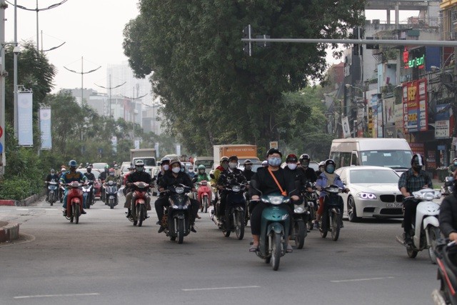 Hà Nội: Dòng người nườm nượp đổ ra đường như chưa hề có lệnh cách ly - 1 Hà Nội: Dòng người nườm nượp đổ ra đường như chưa hề có lệnh cách ly - 1