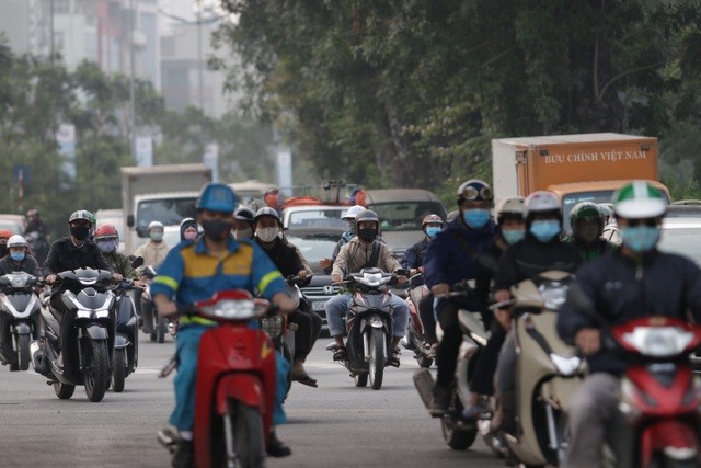 Hà Nội: Dòng người nườm nượp đổ ra đường như chưa hề có lệnh cách ly - 3 Hà Nội: Dòng người nườm nượp đổ ra đường như chưa hề có lệnh cách ly - 3