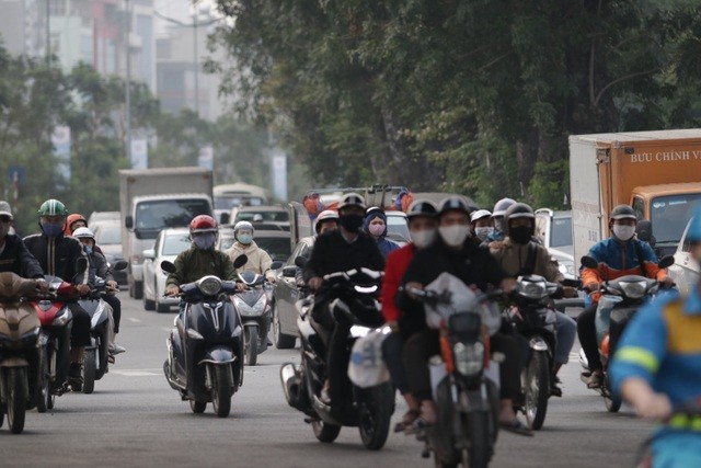 Hà Nội: Dòng người nườm nượp đổ ra đường như chưa hề có lệnh cách ly - 2 Hà Nội: Dòng người nườm nượp đổ ra đường như chưa hề có lệnh cách ly - 2