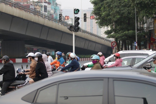Hà Nội: Dòng người nườm nượp đổ ra đường như chưa hề có lệnh cách ly - 4 Hà Nội: Dòng người nườm nượp đổ ra đường như chưa hề có lệnh cách ly - 4