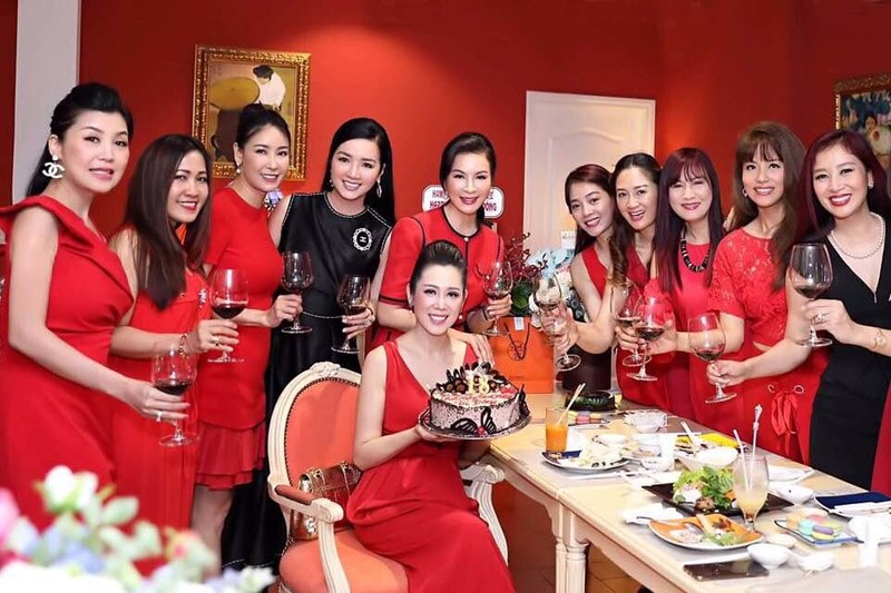 Á hậu Vi Thị Đông bỏ showbiz làm tiếp viên hàng không, U50 vẫn đẹp