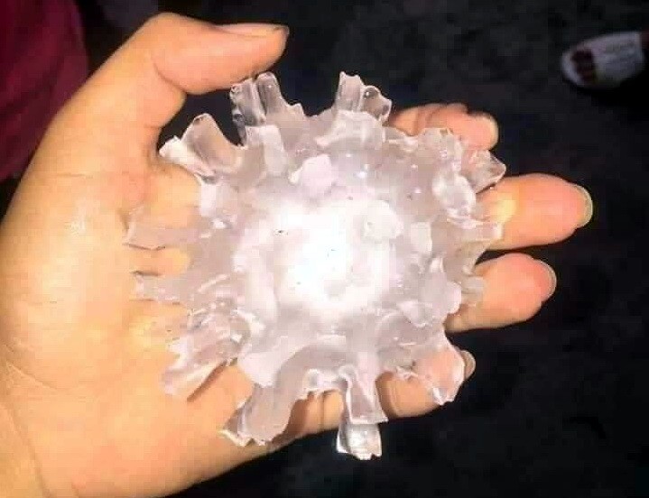 Hạt mưa đá giống hệt ảnh vi điện tử của Virus Corona. Ảnh: Tây Bắc 24h