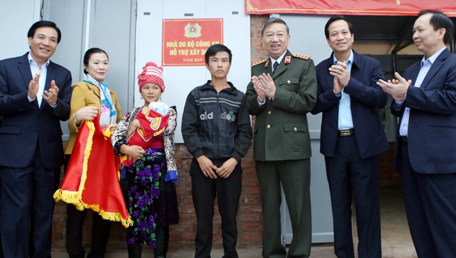 Đại tướng Tô Lâm, Bộ trưởng Bộ Công an trao nhà Đại đoàn kết tại xã Mường Nhé. Ảnh: Báo Điện Biên Phủ.