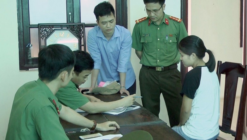 Công an huyện Thọ Xuân làm việc với trường hợp thông tin sai sự thật trên mạng xã hội. Ảnh: Công an tỉnh Thanh Hóa.