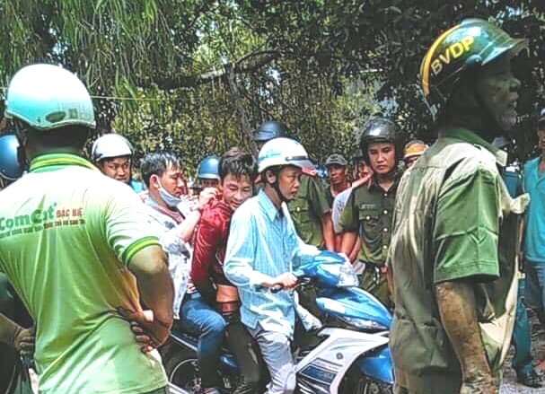 Nguyễn Văn Ê Em truy sát cha mẹ vợ rồi chui vào lu nước trốn - Ảnh 1. Nguyễn Văn Ê Em truy sát cha mẹ vợ rồi chui vào lu nước trốn - Ảnh 1.