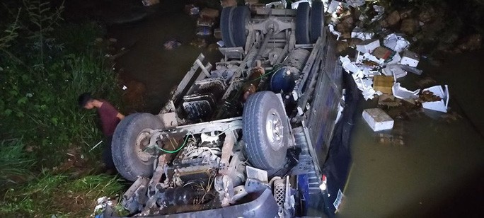 Xe tải lao xuống suối trong đêm, 2 người tử nạn - Ảnh 1. Xe tải lao xuống suối trong đêm, 2 người tử nạn - Ảnh 1.