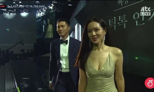Hyun Bin, Son Ye Jin nhận giải Baeksang Hyun Bin, Son Ye Jin nhận giải Baeksang