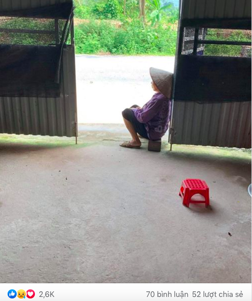 Hình ảnh cụ bà mỗi chiều kê ghế ra cửa ngồi đợi cháu và câu chuyện xúc động phía sau lấy đi nước mắt hàng nghìn người - Ảnh 2. Hình ảnh cụ bà mỗi chiều kê ghế ra cửa ngồi đợi cháu và câu chuyện xúc động phía sau lấy đi nước mắt hàng nghìn người - Ảnh 2.