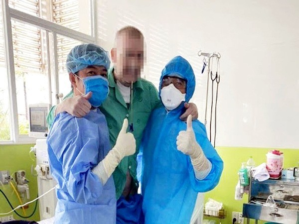 Bật mí hành trình bay 32 giờ đưa phi công người Anh từ TP HCM ra Hà Nội về nước - Ảnh 1. Bật mí hành trình bay 32 giờ đưa phi công người Anh từ TP HCM ra Hà Nội về nước - Ảnh 1.