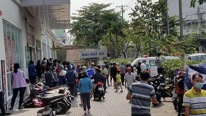 Gia đình đau xót nhận thi thể hai nữ sinh rơi lầu ở quận 12, TP HCM - Ảnh 1. Gia đình đau xót nhận thi thể hai nữ sinh rơi lầu ở quận 12, TP HCM - Ảnh 1.