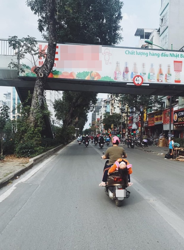 Hình ảnh bé gái ngủ gục, nằm hẳn ra yên xe máy trên phố Hà Nội khiến ai cũng phải thót tim - Ảnh 1. Hình ảnh bé gái ngủ gục, nằm hẳn ra yên xe máy trên phố Hà Nội khiến ai cũng phải thót tim - Ảnh 1.