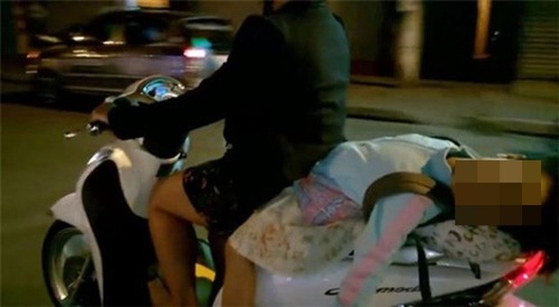 Hình ảnh bé gái ngủ gục, nằm hẳn ra yên xe máy trên phố Hà Nội khiến ai cũng phải thót tim - Ảnh 3. Hình ảnh bé gái ngủ gục, nằm hẳn ra yên xe máy trên phố Hà Nội khiến ai cũng phải thót tim - Ảnh 3.