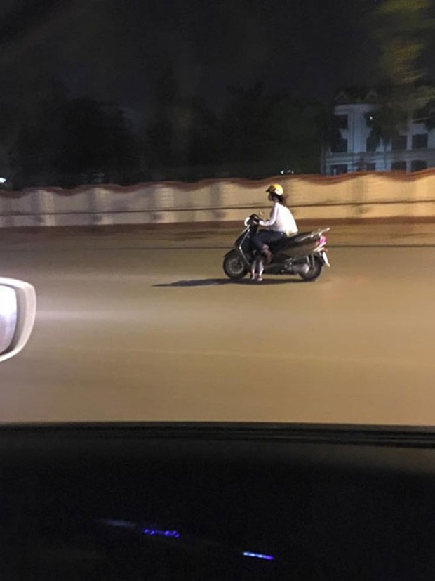 Hình ảnh bé gái ngủ gục, nằm hẳn ra yên xe máy trên phố Hà Nội khiến ai cũng phải thót tim - Ảnh 4. Hình ảnh bé gái ngủ gục, nằm hẳn ra yên xe máy trên phố Hà Nội khiến ai cũng phải thót tim - Ảnh 4.