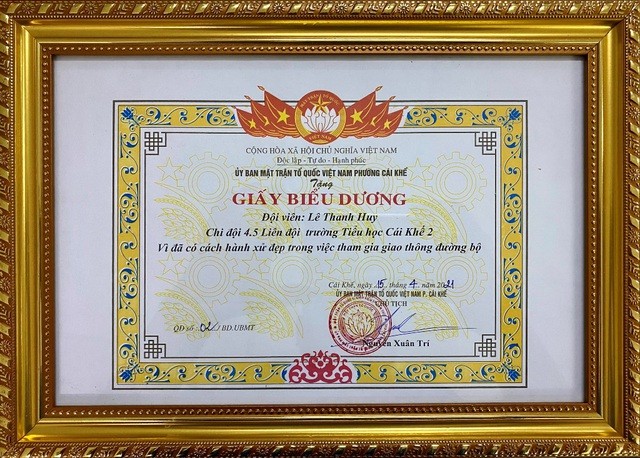 Biểu dương HS lớp 4 vòng tay cúi đầu cảm ơn khi tài xế ô tô nhường đường - 3 Biểu dương HS lớp 4 vòng tay cúi đầu cảm ơn khi tài xế ô tô nhường đường - 3