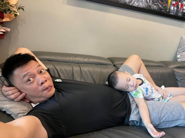 BTV Quang Minh cười mếu vì giúp việc hết xin ipad cũ lại sụt sùi đòi về - 2 BTV Quang Minh cười mếu vì giúp việc hết xin ipad cũ lại sụt sùi đòi về - 2