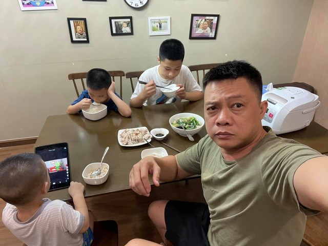 BTV Quang Minh cười mếu vì giúp việc hết xin ipad cũ lại sụt sùi đòi về - 1 BTV Quang Minh cười mếu vì giúp việc hết xin ipad cũ lại sụt sùi đòi về - 1