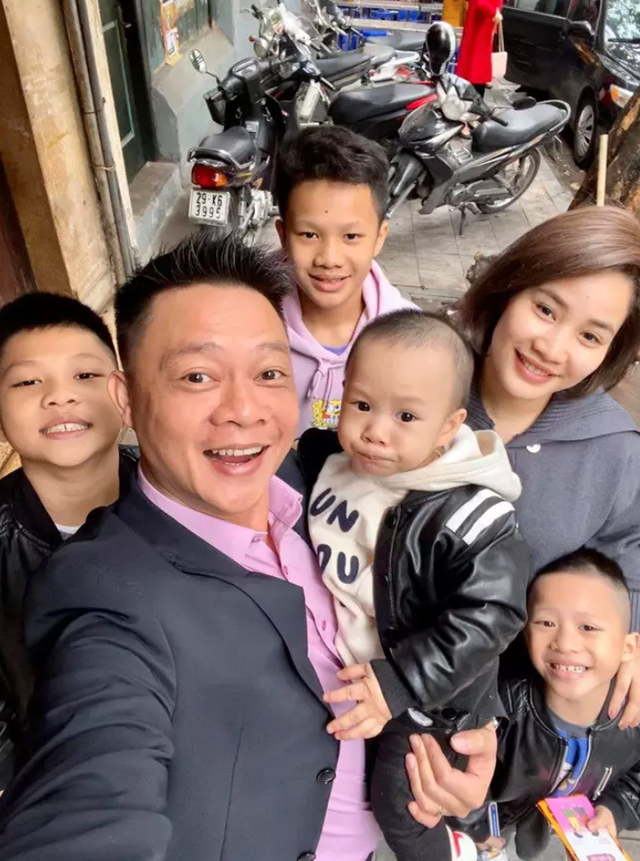 BTV Quang Minh cười mếu vì giúp việc hết xin ipad cũ lại sụt sùi đòi về - 3 BTV Quang Minh cười mếu vì giúp việc hết xin ipad cũ lại sụt sùi đòi về - 3