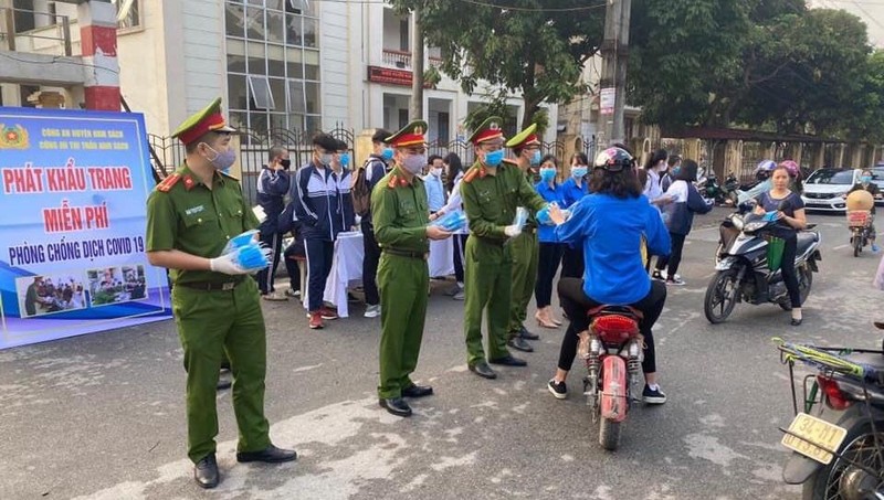 Công an huyện Nam Sách phát khẩu trang miễn phí cho người dân