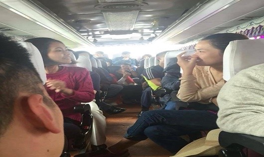 “Thượng đế” của hãng hàng không VN Airlines bị nhồi nhét trên xe trung chuyển