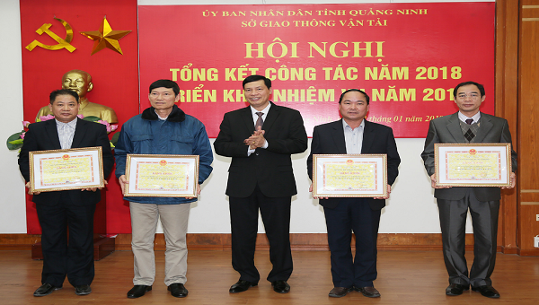Tặng bằng khen cho các tập thể, cá nhân có thành tích xuất sắc trong công tác Dân vận