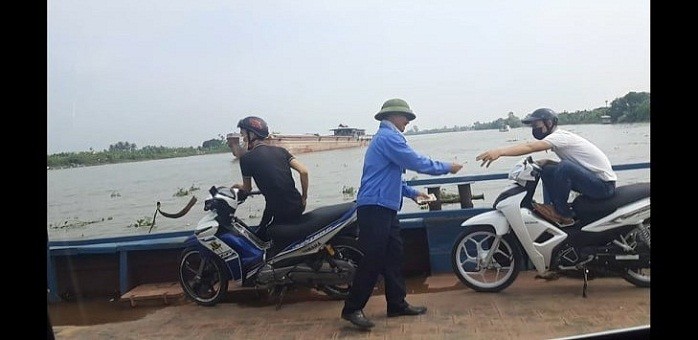 Nhân viên bến phà Quang Thanh thu tiền không giao vé