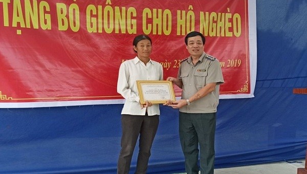 Cục trưởng Cục THADS tỉnh Quảng Ninh Đinh Khắc Khang trao hỗ trợ cho hộ nghèo Đinh Thị Hưng