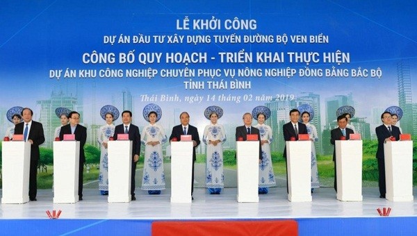 Thủ tướng Nguyễn Xuân Phúc bấm nút động thổ xây dựng đường bộ ven biển Thái Bình.
