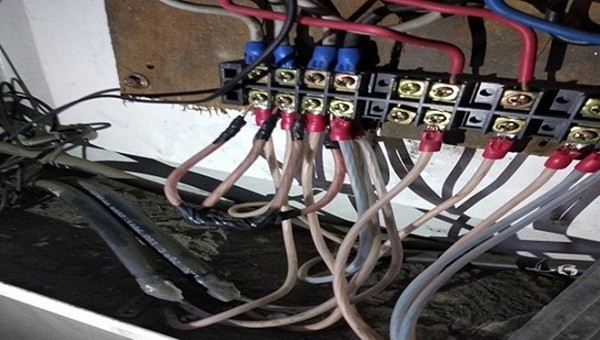 Tủ điện bị niêm phong của công ty cổ phần cơ khí đúc Mỹ Đồng
